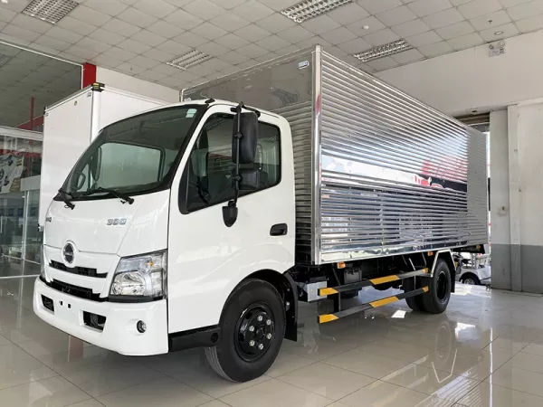 Dịch vụ thay Kính chắn gió xe tải Hino 1.9 tấn tận nơi
